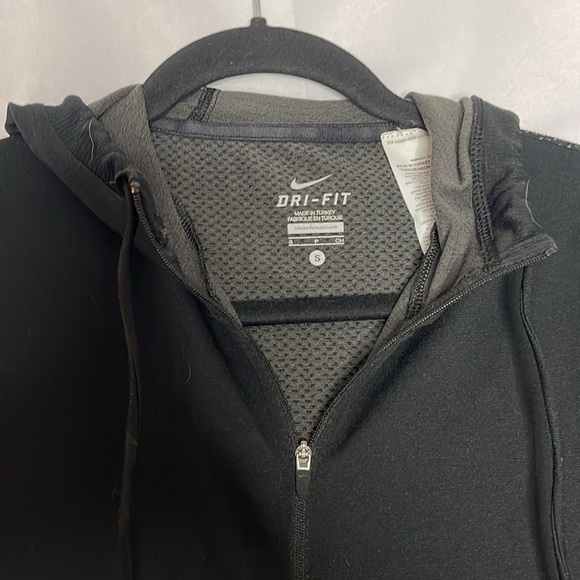 NIKE TRAINING LIGHTWEIGHT ACTIVEWEAR JACKET (S) - Picture 4 of 7